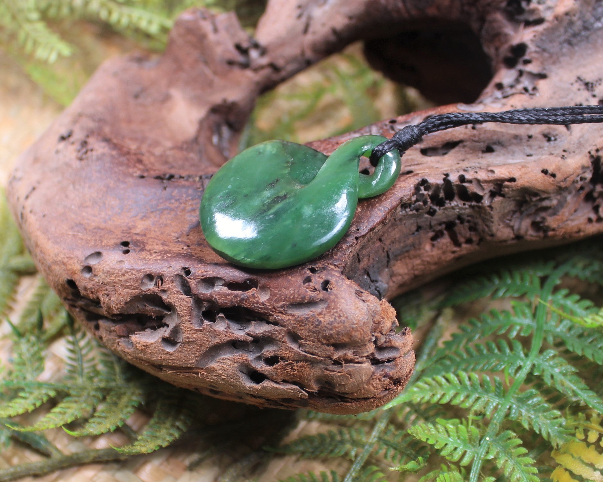 Twist or Pikorua carved from Hapopo Pounamu - NZ Greenstone