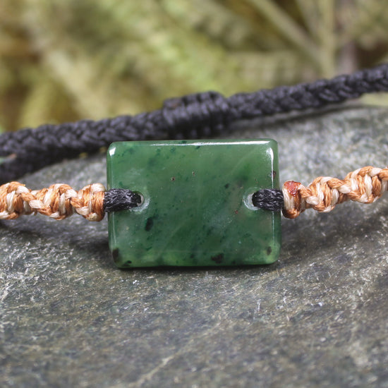 Adjustable cord bracelet with Kawakawa Pounamu