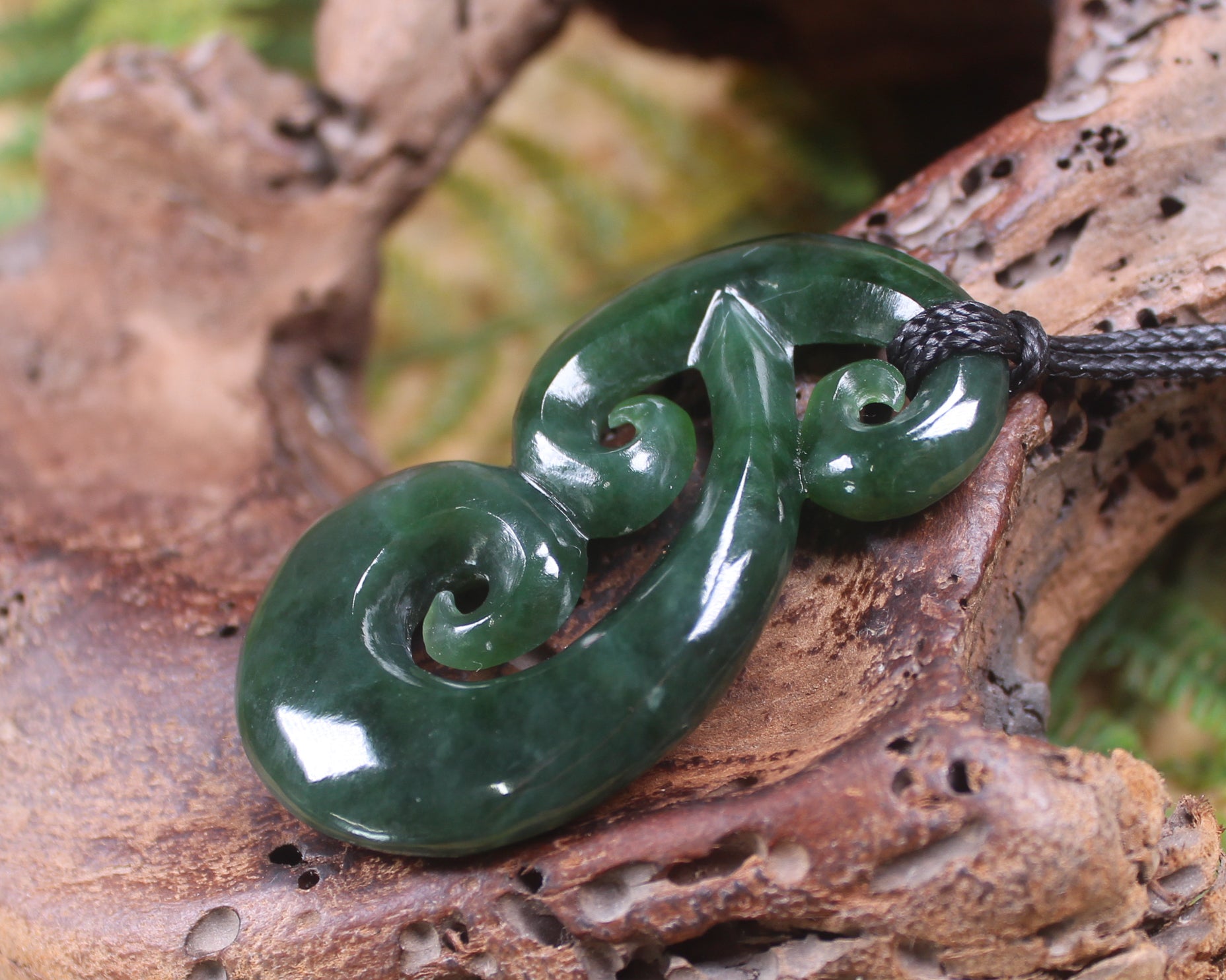 Hammerhead pendant carved from Kawakawa Pounamu - NZ Greenstone