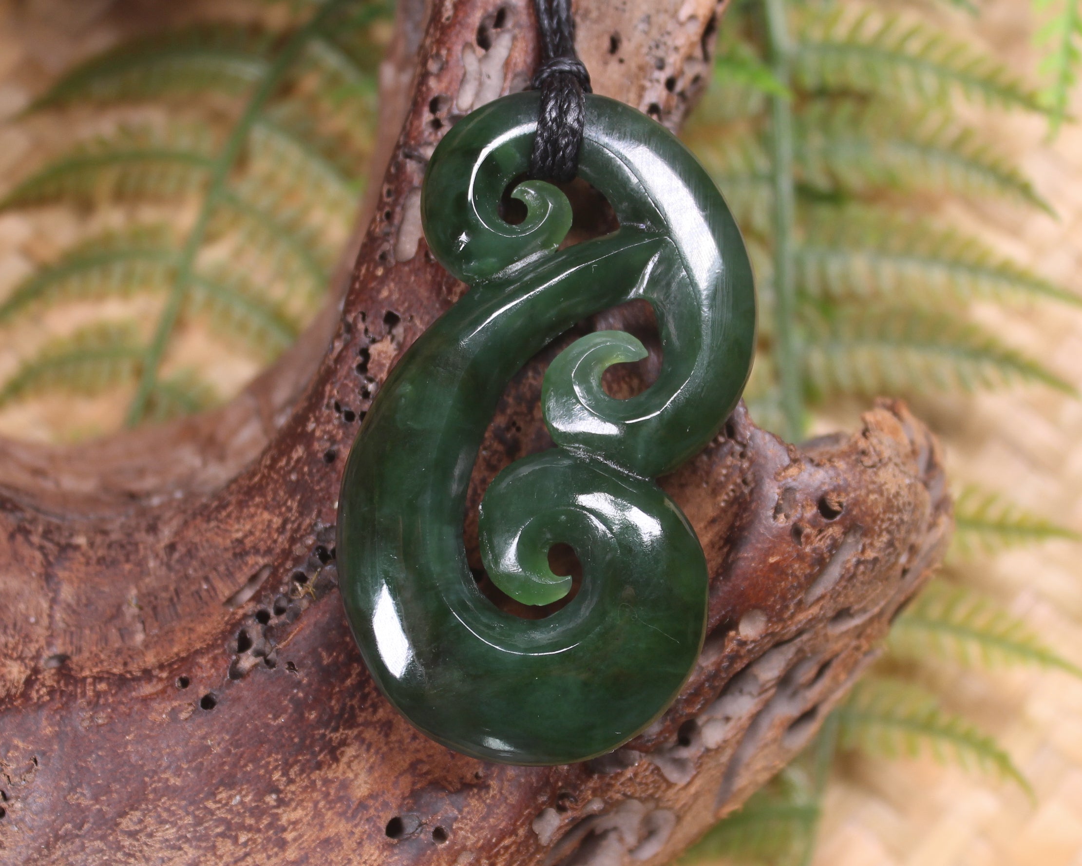 Hammerhead pendant carved from Kawakawa Pounamu - NZ Greenstone