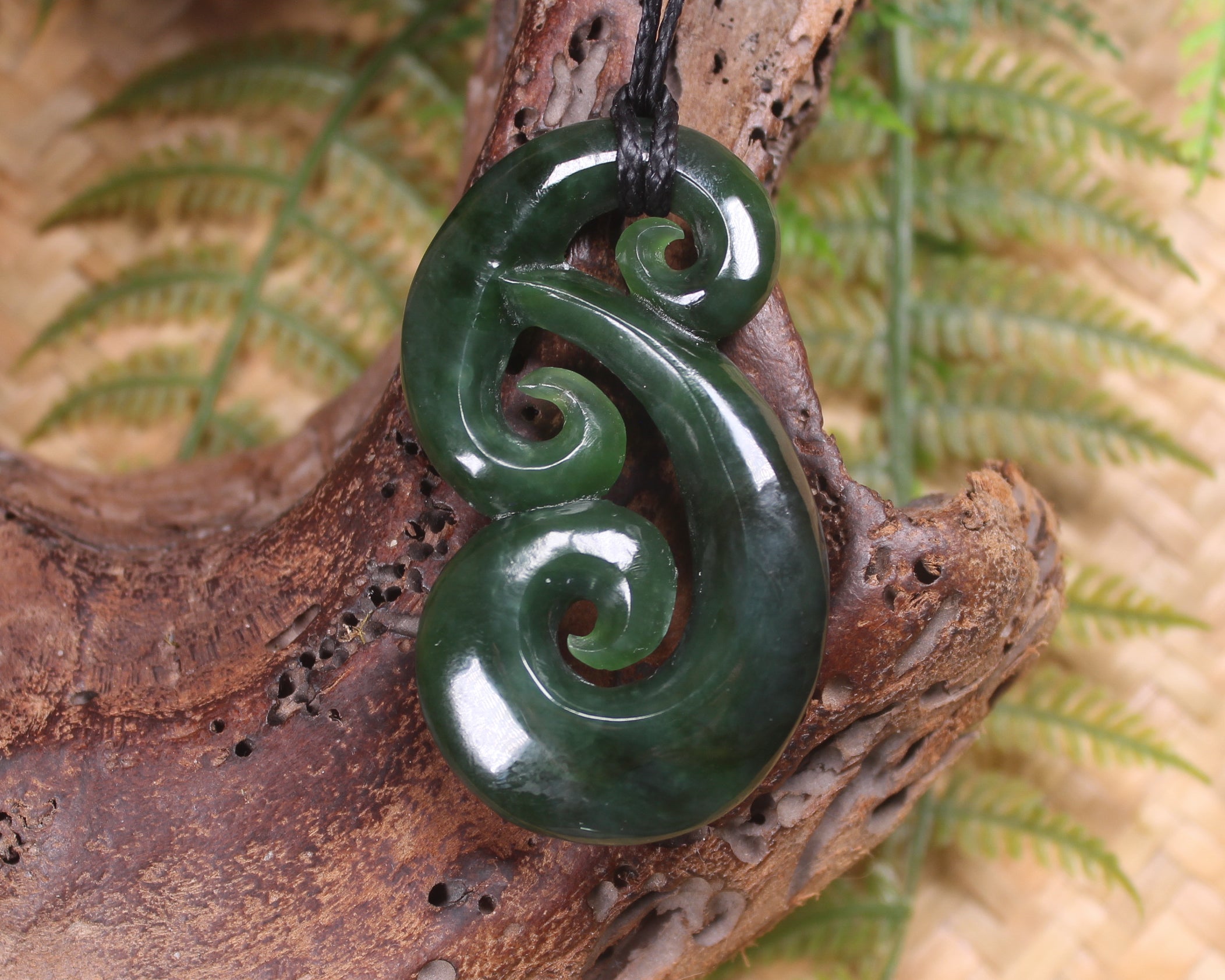 Hammerhead pendant carved from Kawakawa Pounamu - NZ Greenstone