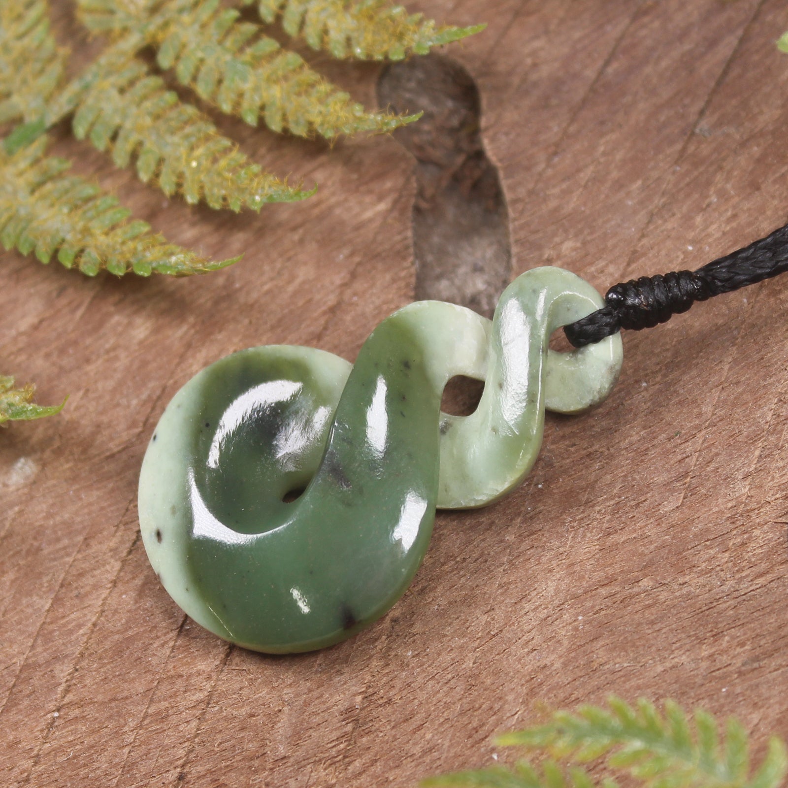 Twist or Pikorua carved from Hapopo Pounamu - NZ Greenstone