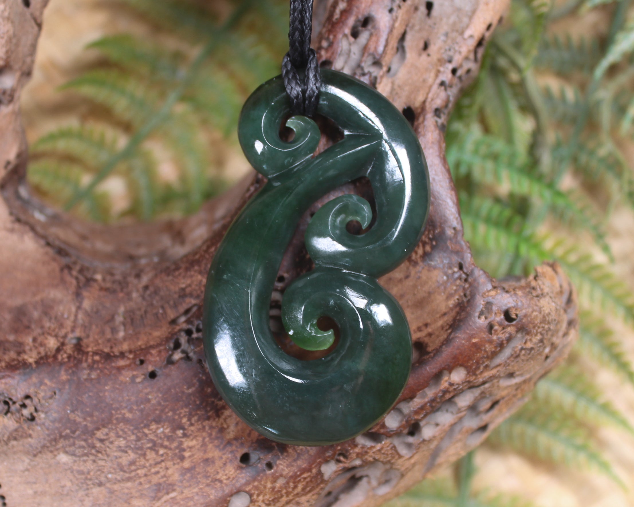 Hammerhead pendant carved from Kawakawa Pounamu - NZ Greenstone