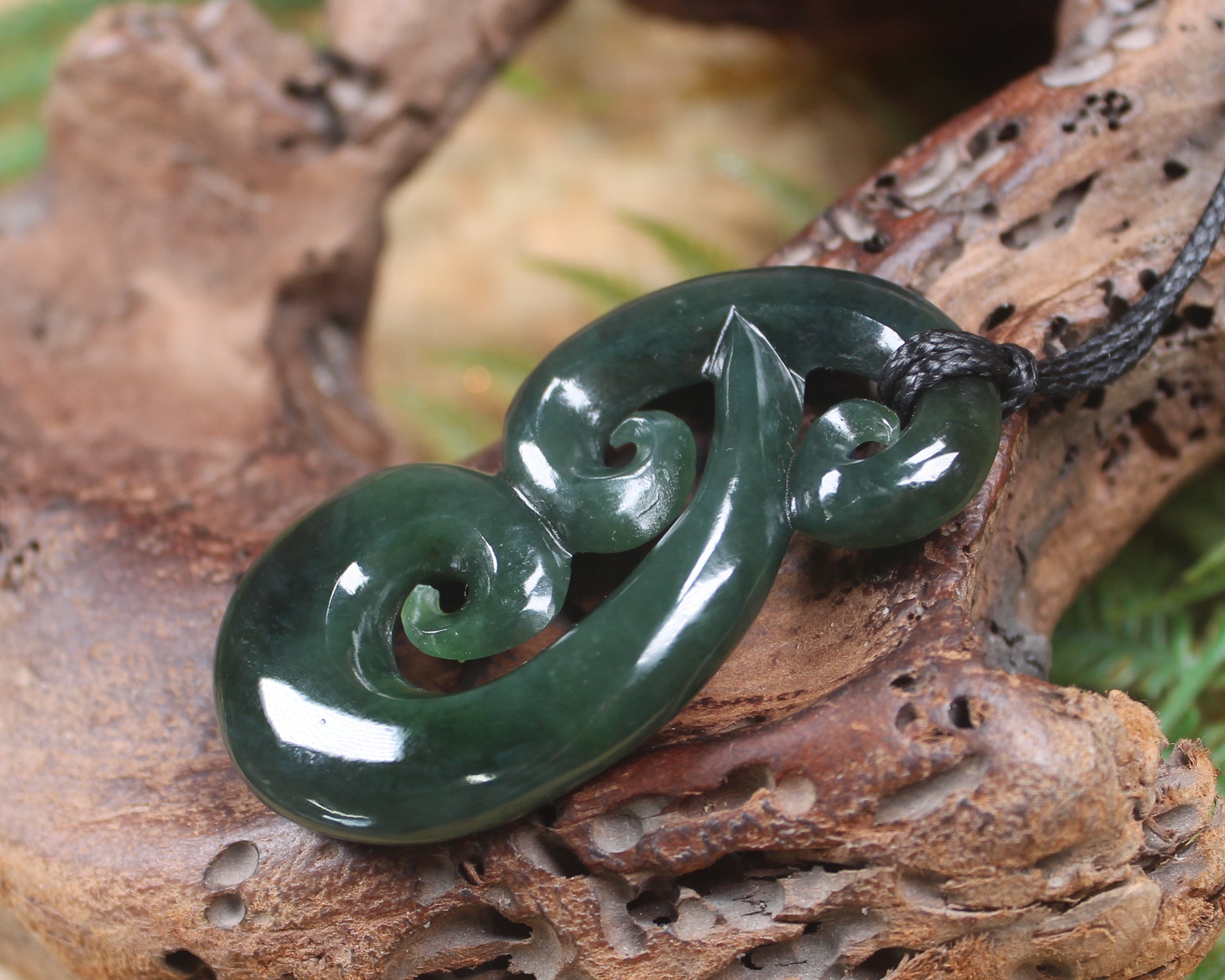 Hammerhead pendant carved from Kawakawa Pounamu - NZ Greenstone