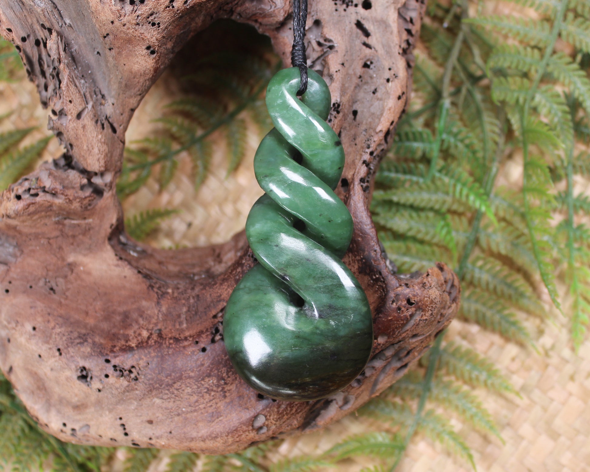 Twist or Pikorua carved from Hapopo Pounamu - NZ Greenstone