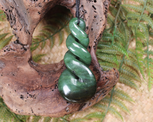 Twist or Pikorua carved from Hapopo Pounamu - NZ Greenstone