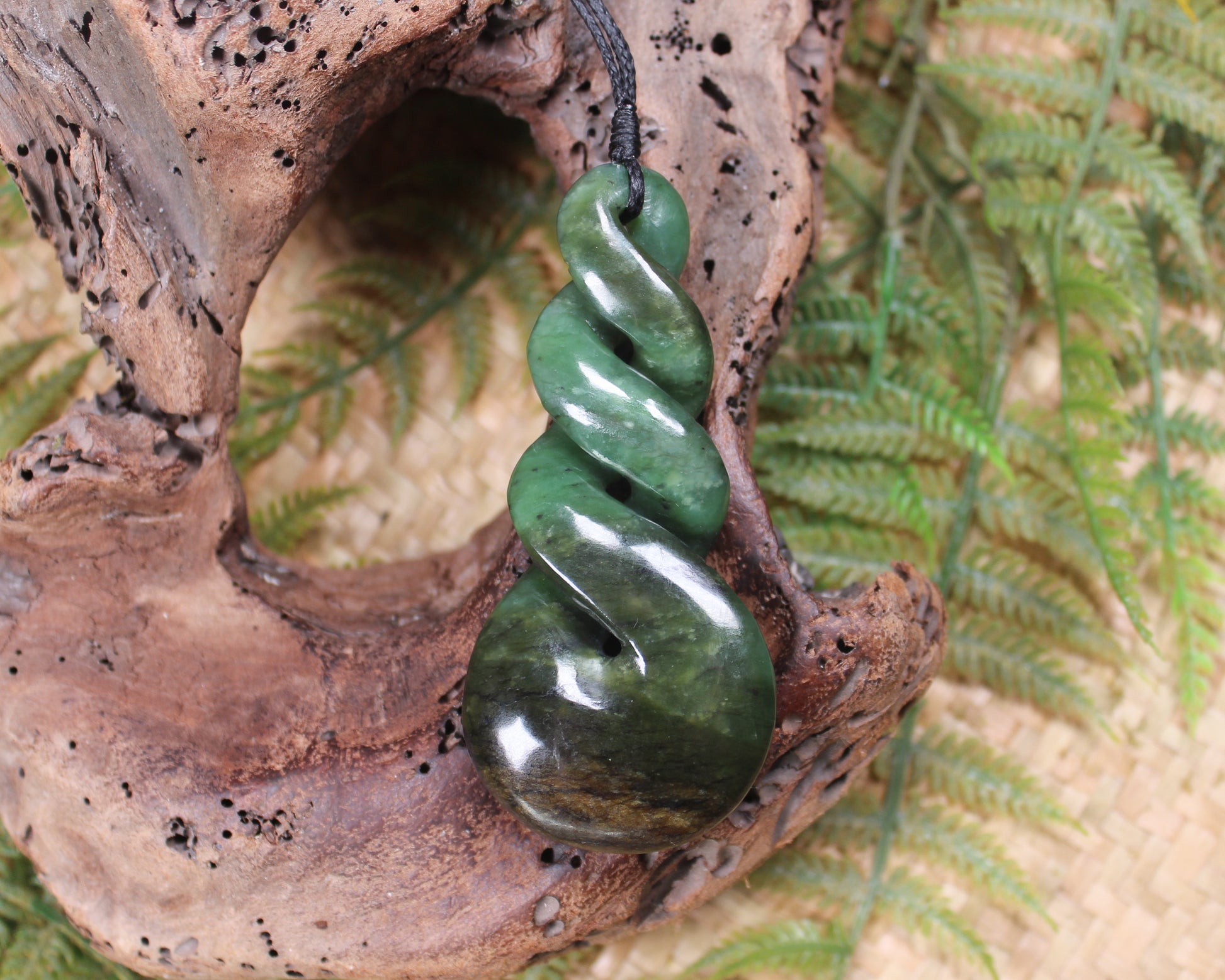 Twist or Pikorua carved from Hapopo Pounamu - NZ Greenstone