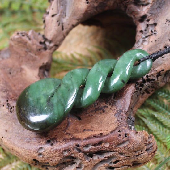 Twist or Pikorua carved from Hapopo Pounamu - NZ Greenstone