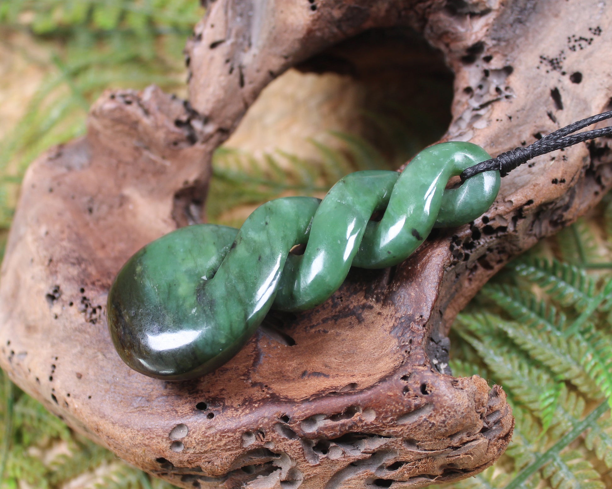 Twist or Pikorua carved from Hapopo Pounamu - NZ Greenstone