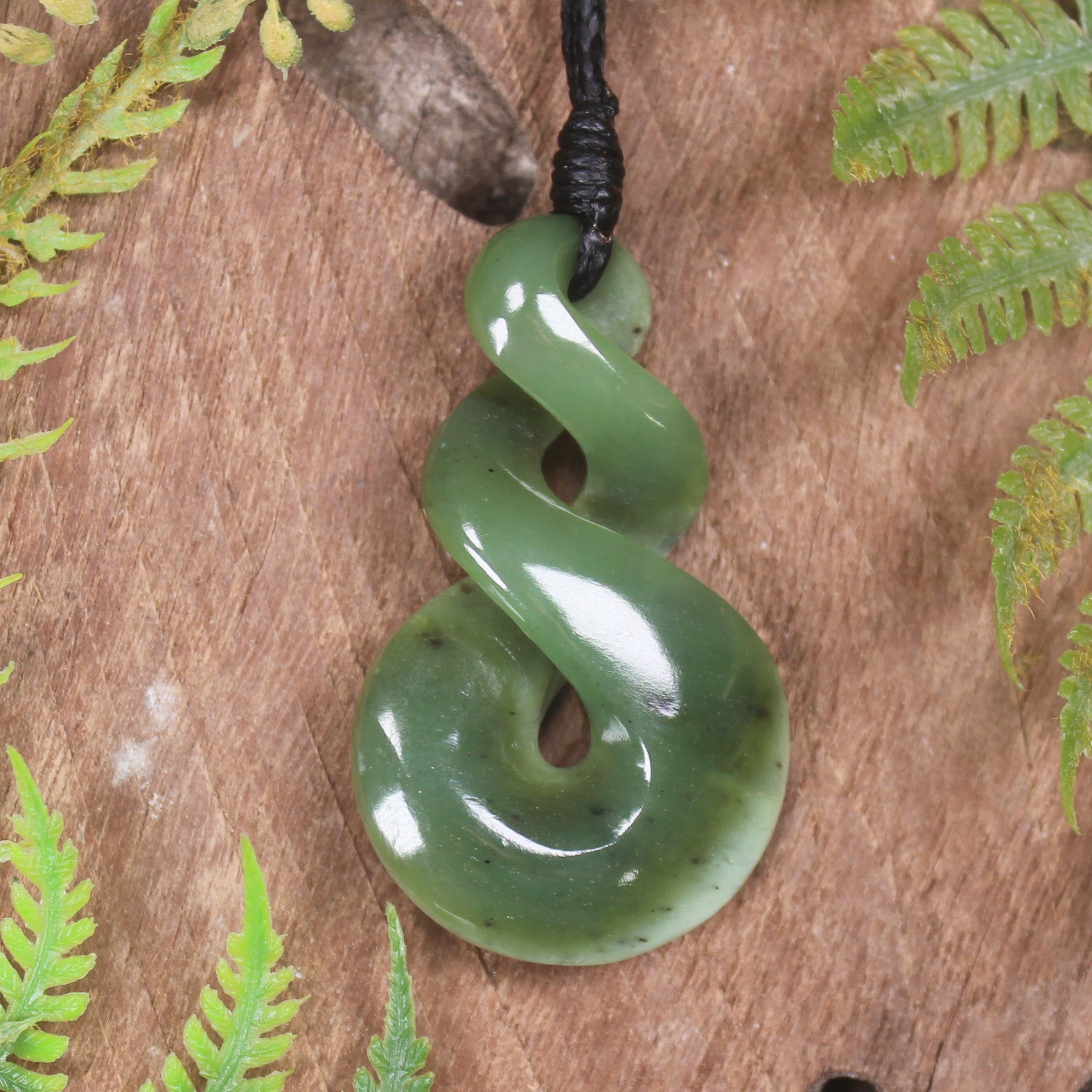Twist or Pikorua carved from Hapopo Pounamu - NZ Greenstone