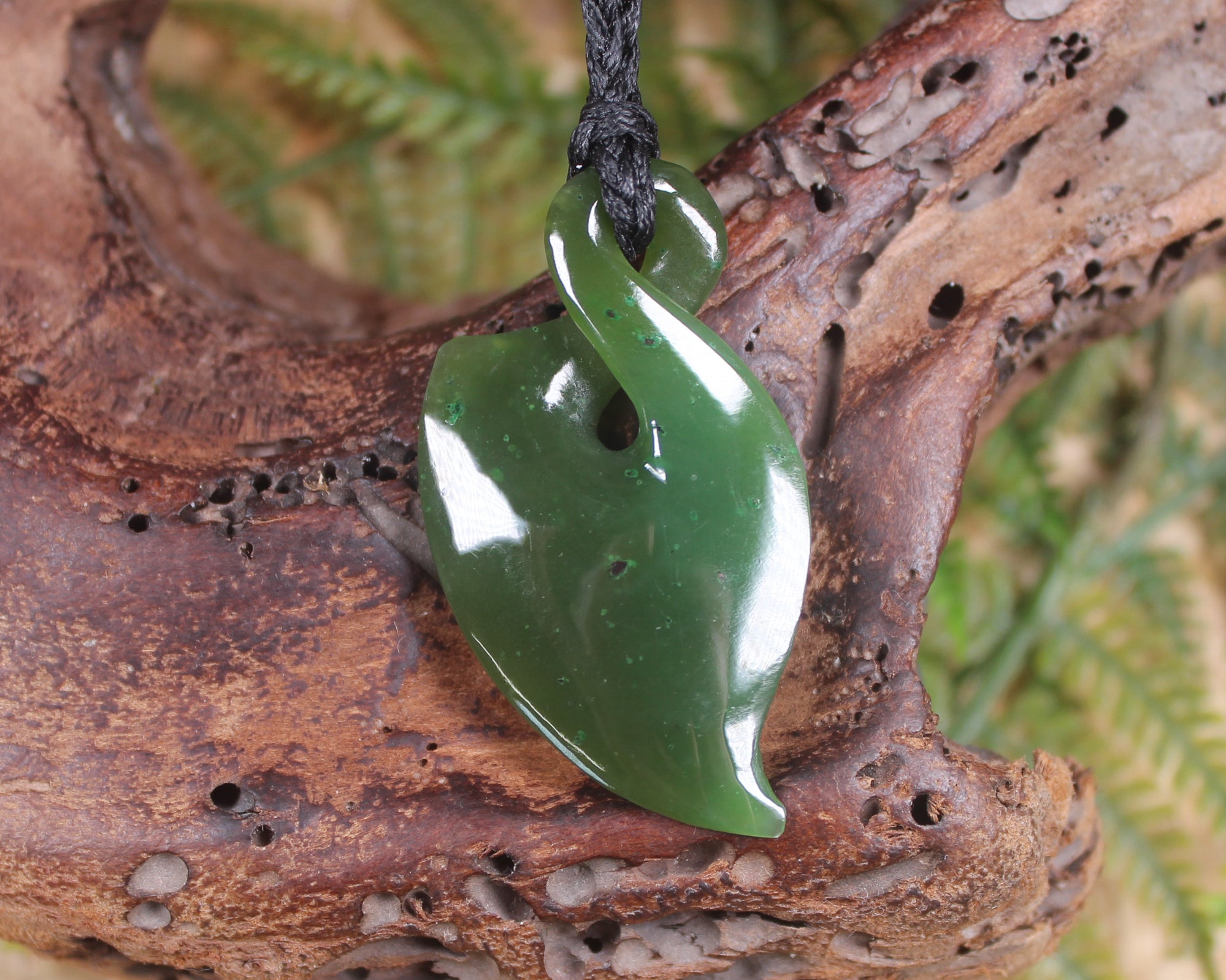 Twist or Pikorua carved from Hapopo Pounamu - NZ Greenstone