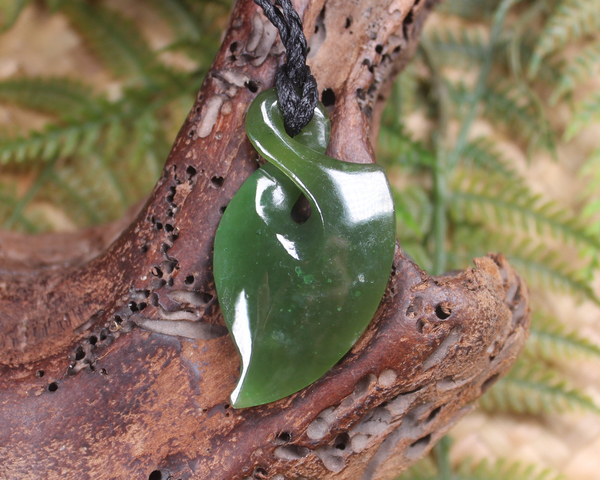 Twist or Pikorua carved from Hapopo Pounamu - NZ Greenstone