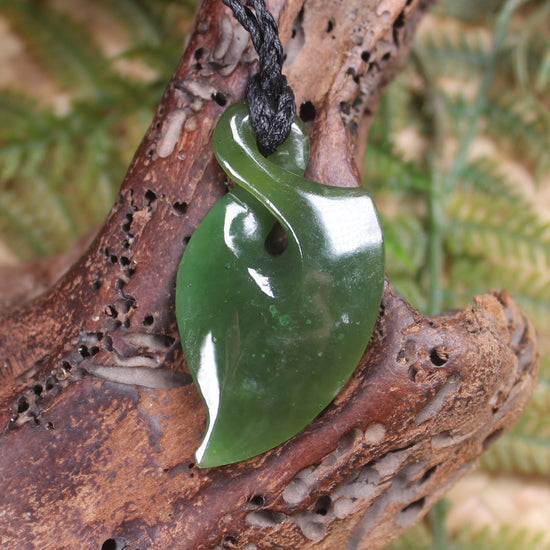 Twist or Pikorua carved from Hapopo Pounamu - NZ Greenstone