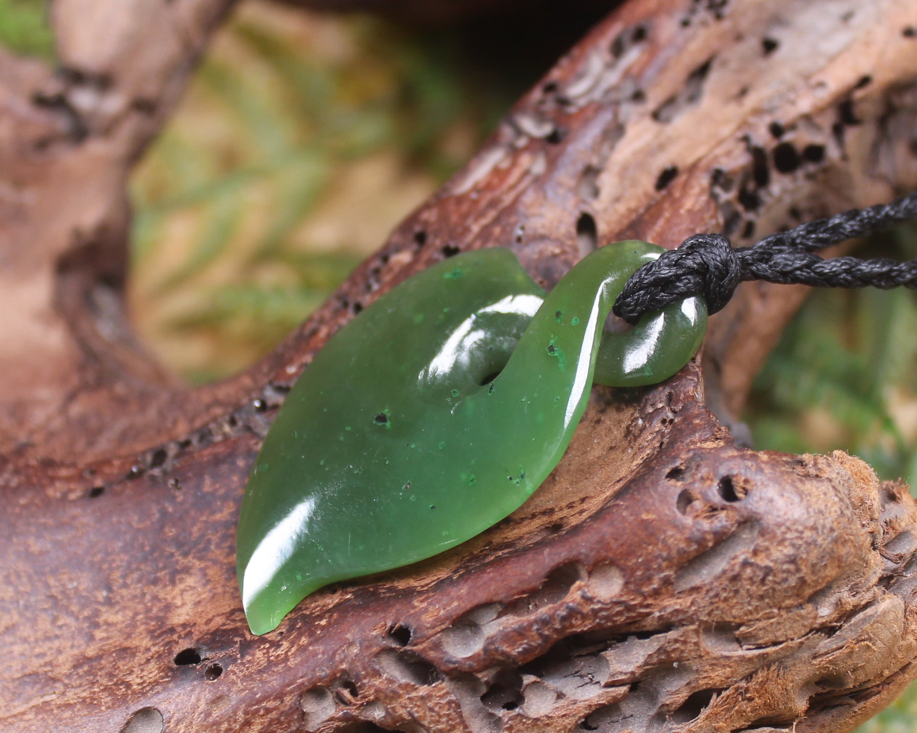 Twist or Pikorua carved from Hapopo Pounamu - NZ Greenstone