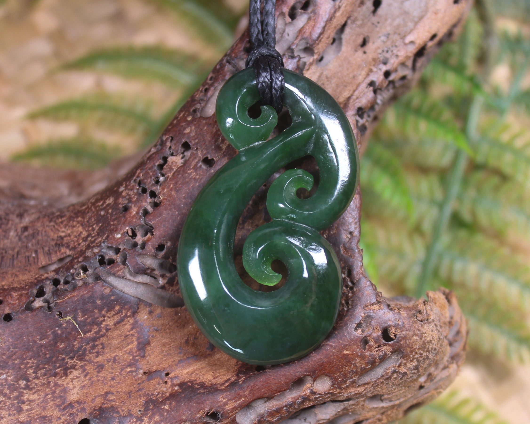 Hammerhead pendant carved from Kawakawa Pounamu - NZ Greenstone