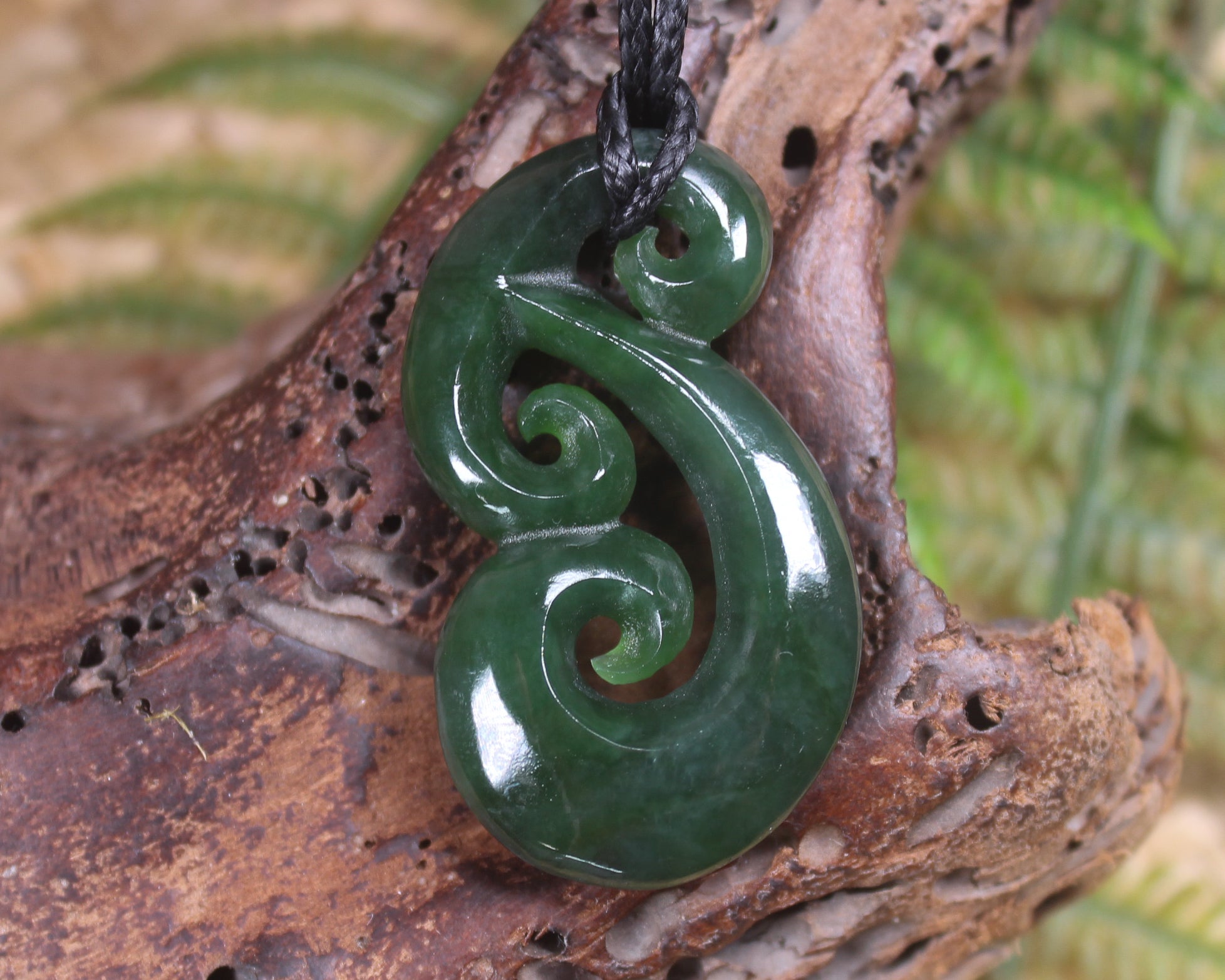 Hammerhead pendant carved from Kawakawa Pounamu - NZ Greenstone