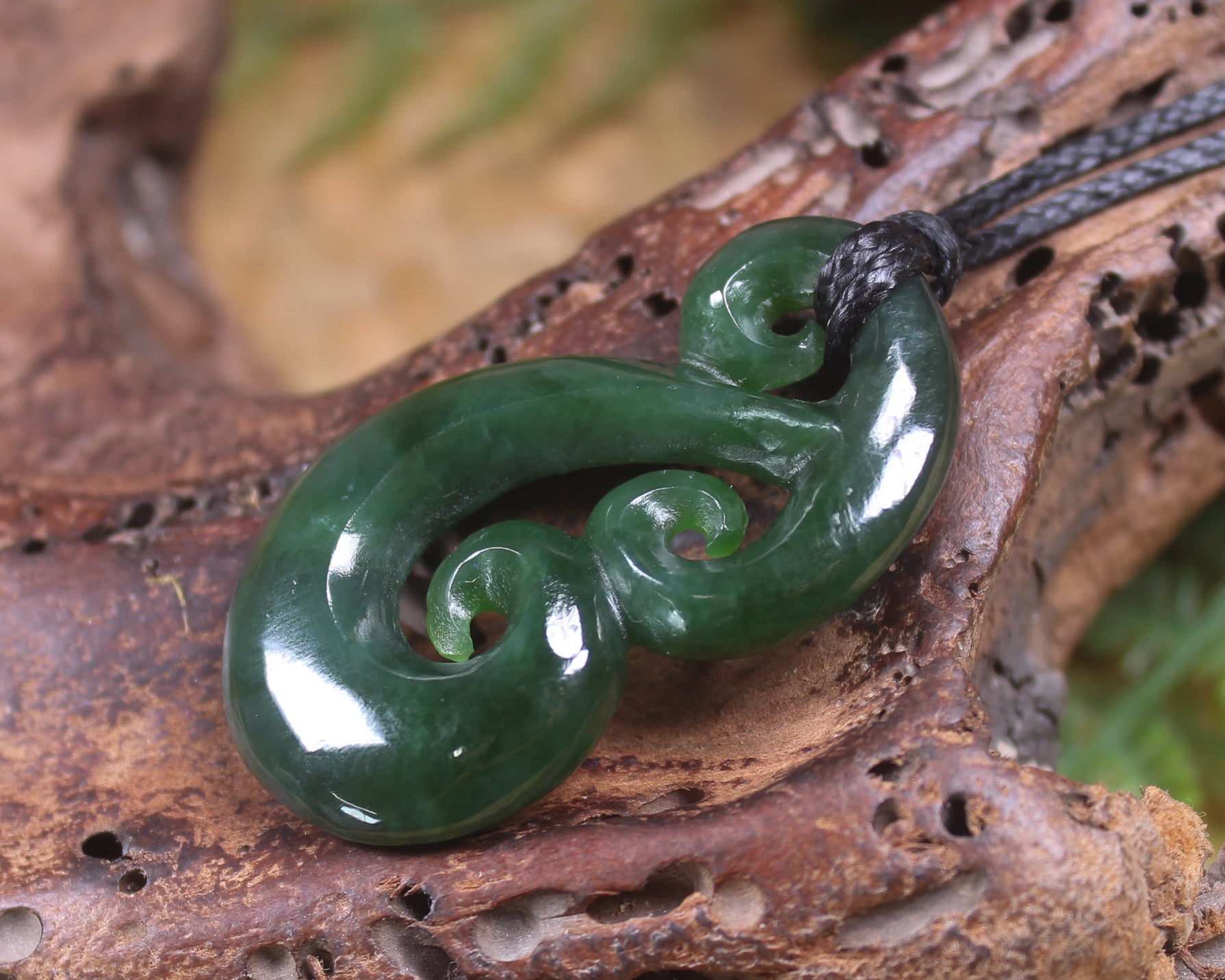 Hammerhead pendant carved from Kawakawa Pounamu - NZ Greenstone