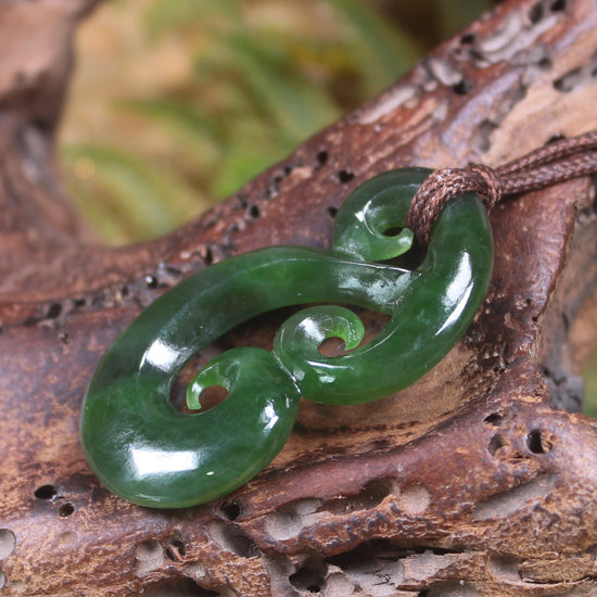 Hammerhead pendant carved from Kawakawa Pounamu - NZ Greenstone