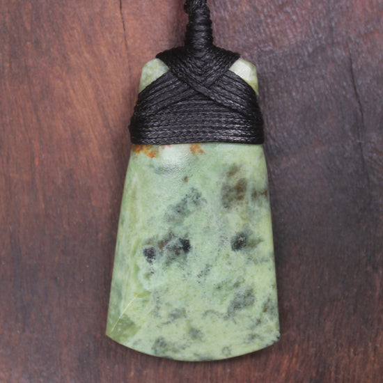 Hapopo Pounamu Toki - NZ Greenstone