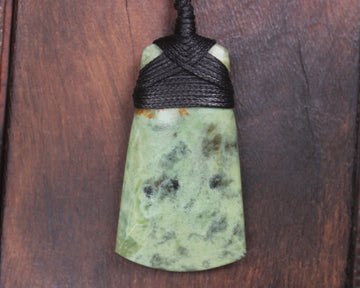 Hapopo Pounamu Toki - NZ Greenstone