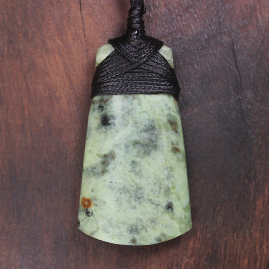 Hapopo Pounamu Toki - NZ Greenstone