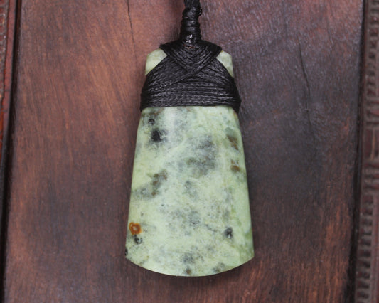 Hapopo Pounamu Toki - NZ Greenstone