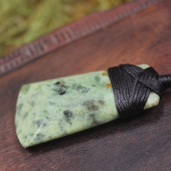 Hapopo Pounamu Toki - NZ Greenstone