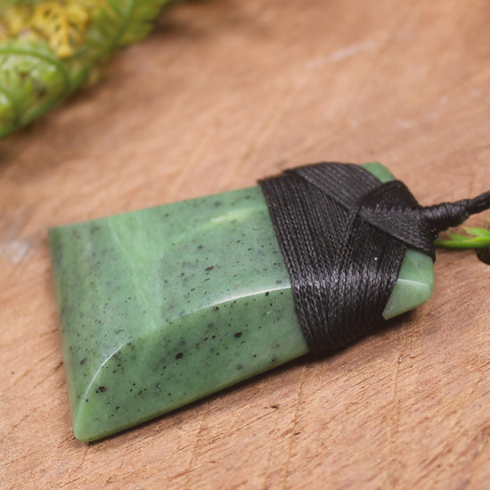 Hapopo Pounamu Toki - NZ Greenstone