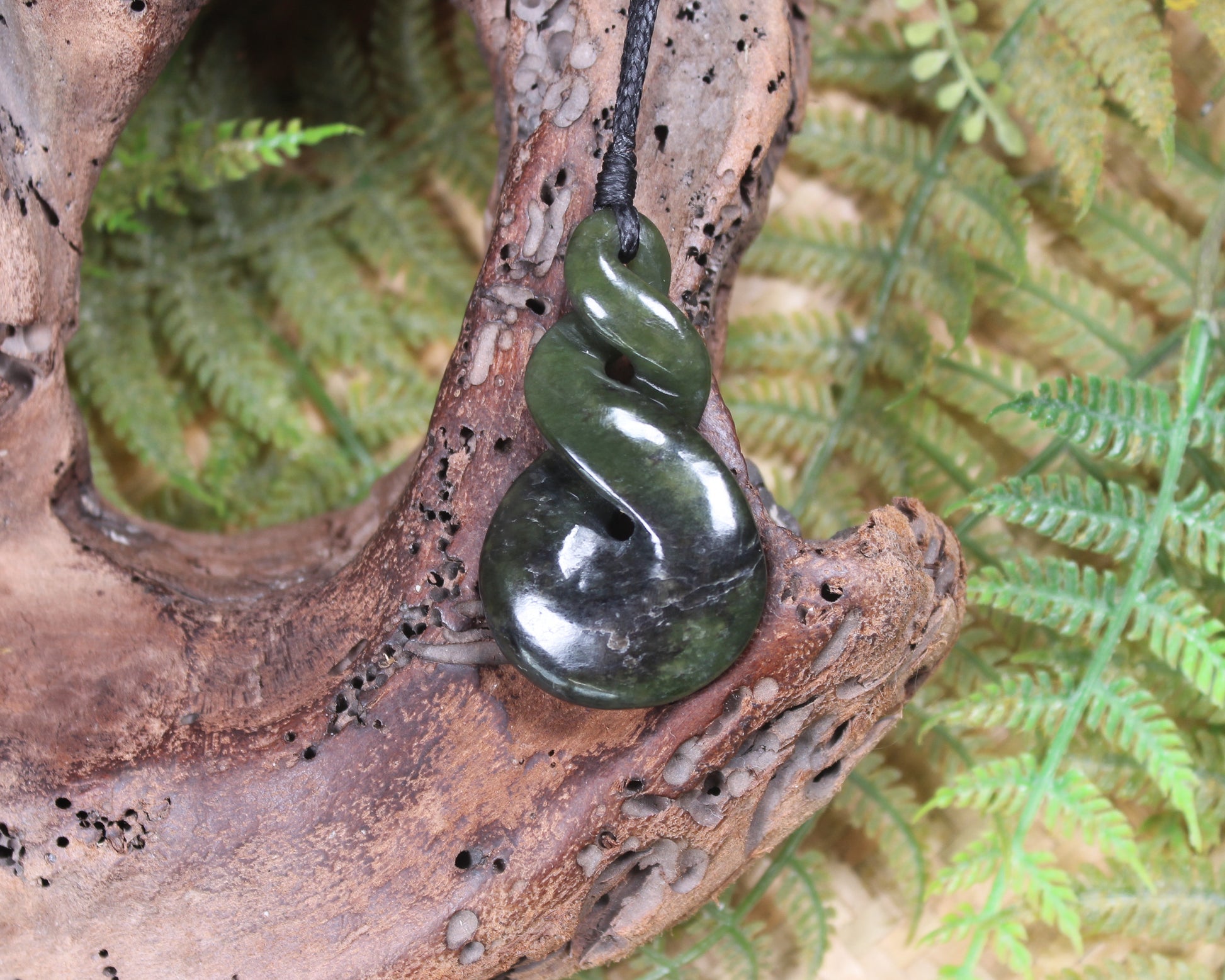 Twist or Pikorua carved from Rimu Pounamu - NZ Greenstone