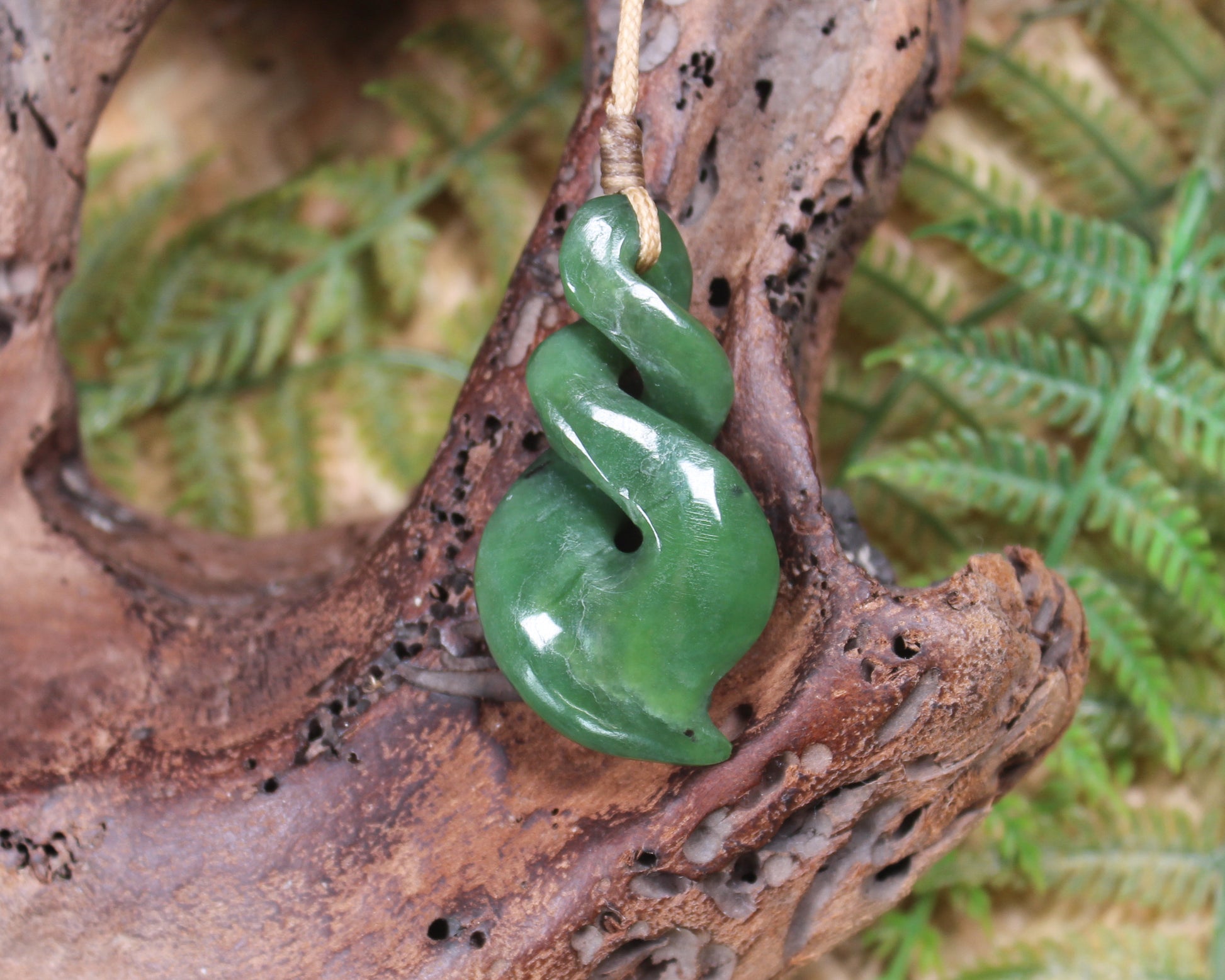 Twist or Pikorua carved from Hapopo Pounamu - NZ Greenstone