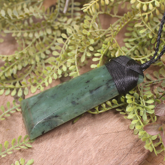 Hapopo Pounamu Toki - NZ Greenstone