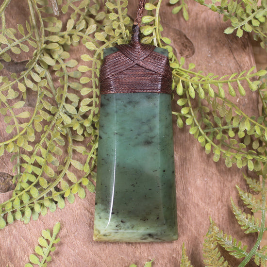 Hapopo Pounamu Toki - NZ Greenstone