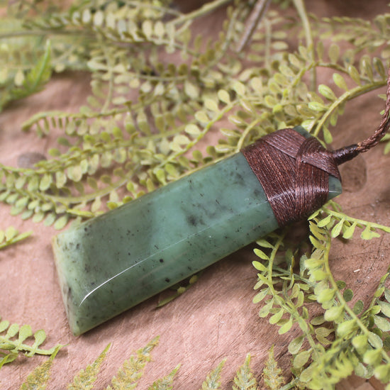 Hapopo Pounamu Toki - NZ Greenstone