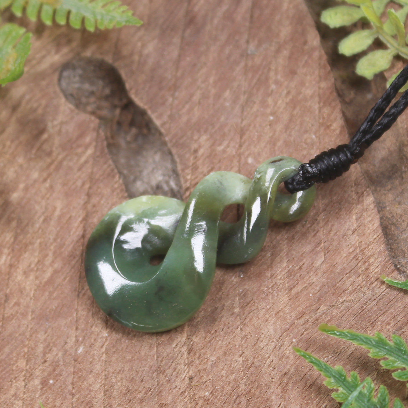 Twist or Pikorua carved from Hapopo Pounamu - NZ Greenstone