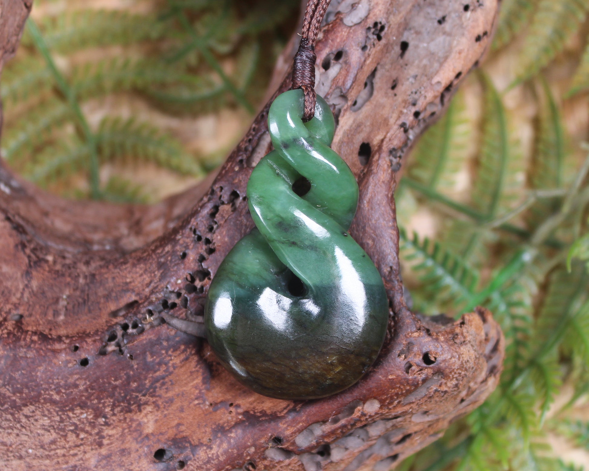 Twist or Pikorua carved from Hapopo Pounamu - NZ Greenstone