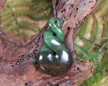 Twist or Pikorua carved from Hapopo Pounamu - NZ Greenstone