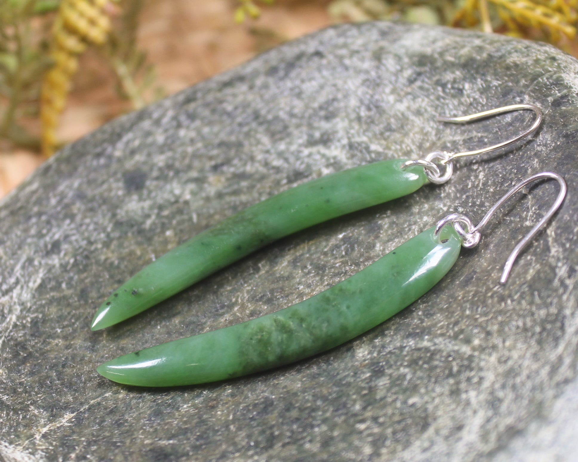 Huia Beak earrings carved from Hapopo Pounamu - NZ Greenstone