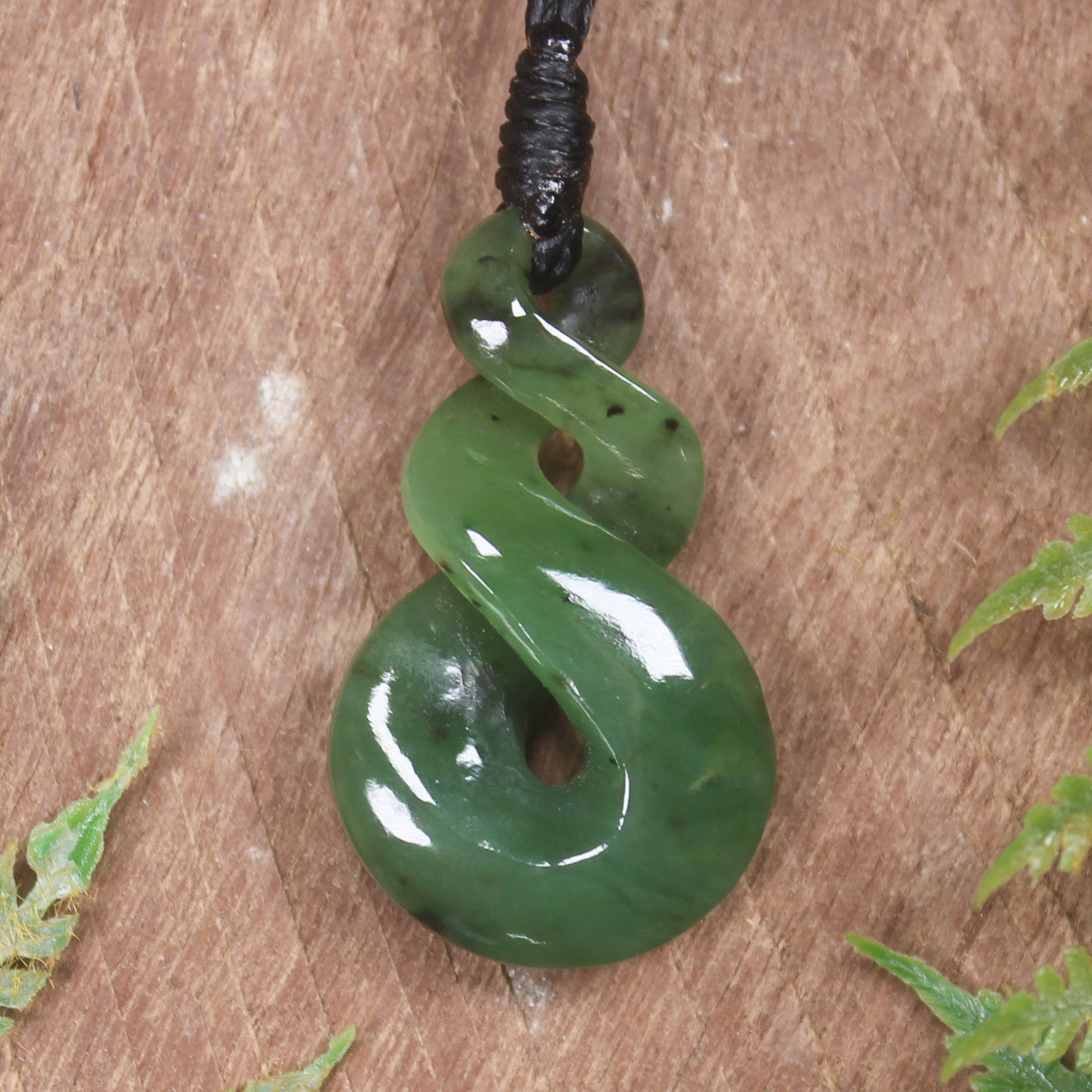 Twist or Pikorua carved from Hapopo Pounamu - NZ Greenstone