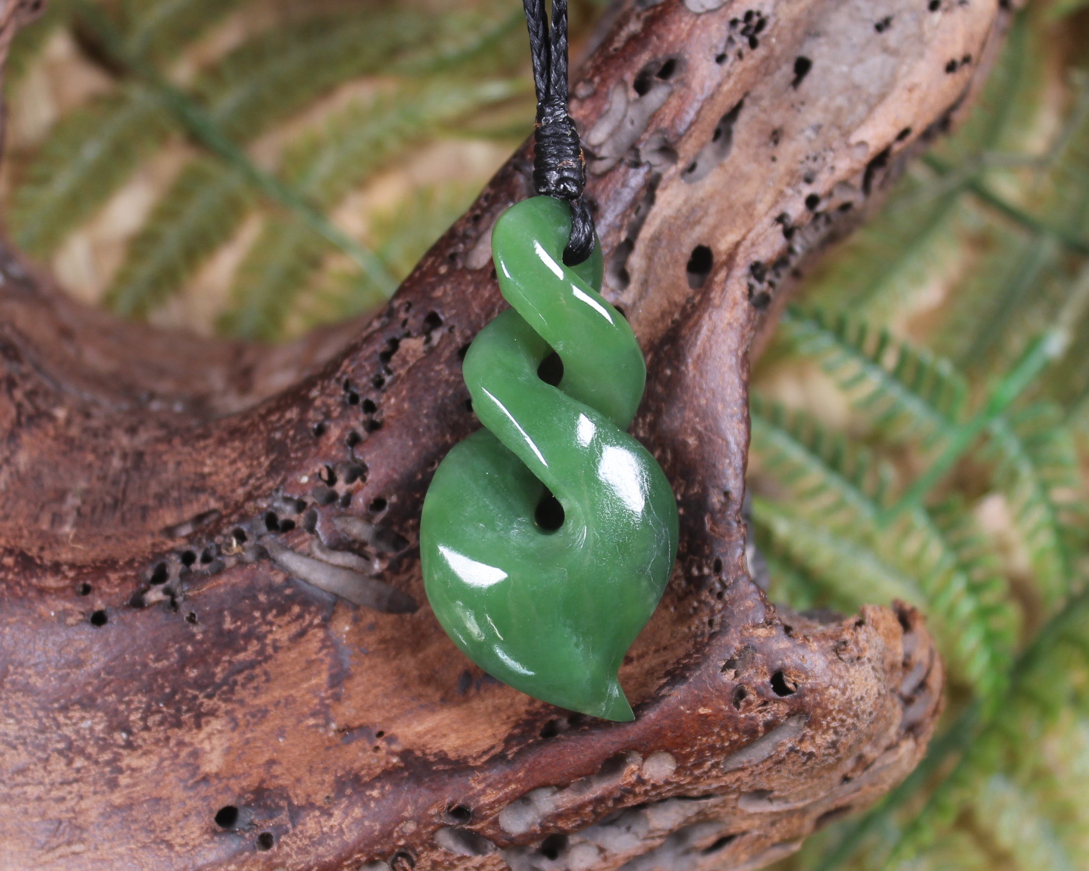 Twist or Pikorua carved from Hapopo Pounamu - NZ Greenstone