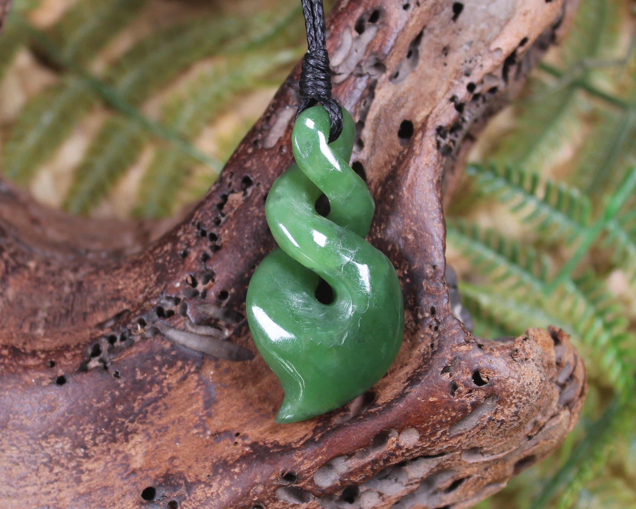 Twist or Pikorua carved from Hapopo Pounamu - NZ Greenstone