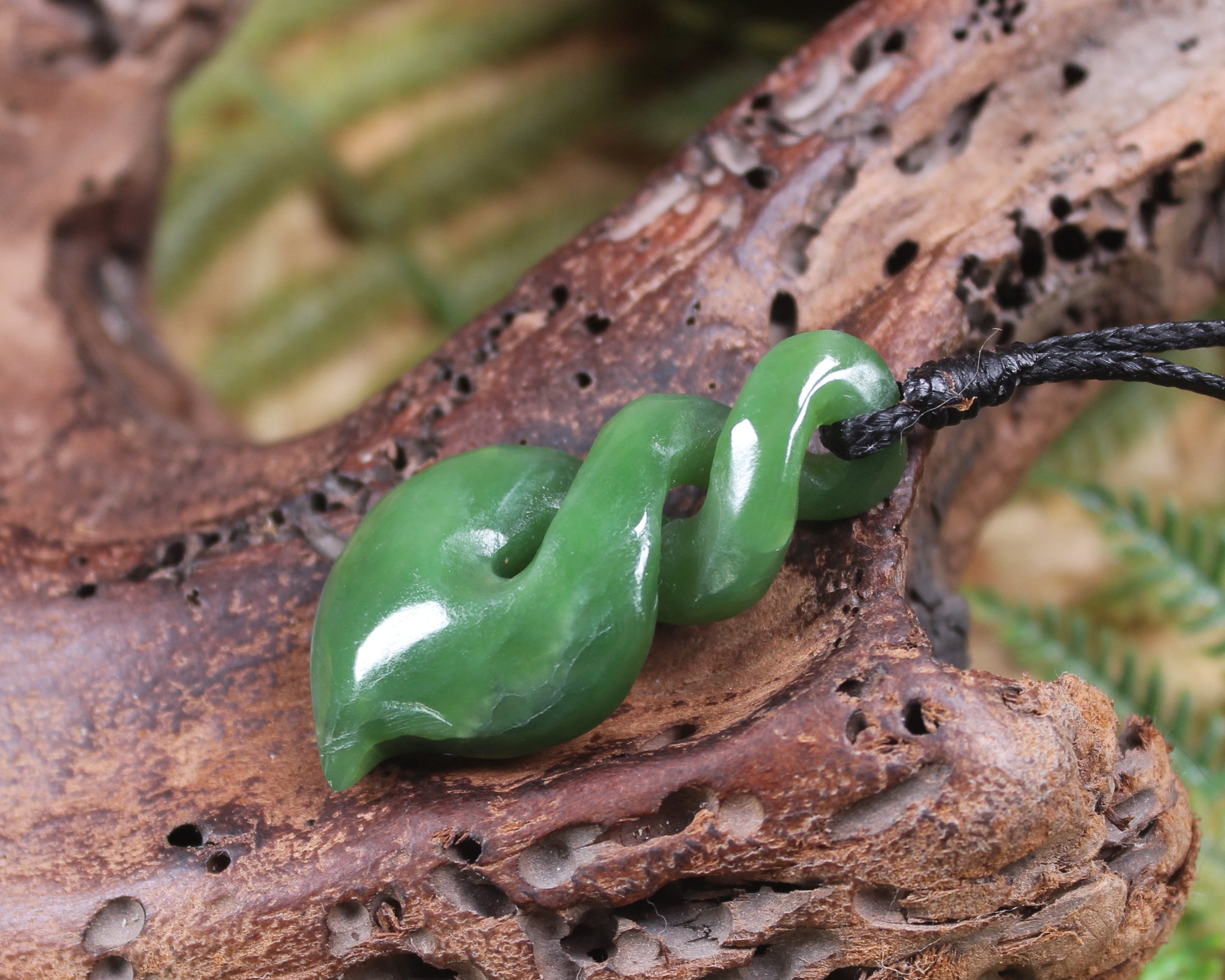 Twist or Pikorua carved from Hapopo Pounamu - NZ Greenstone