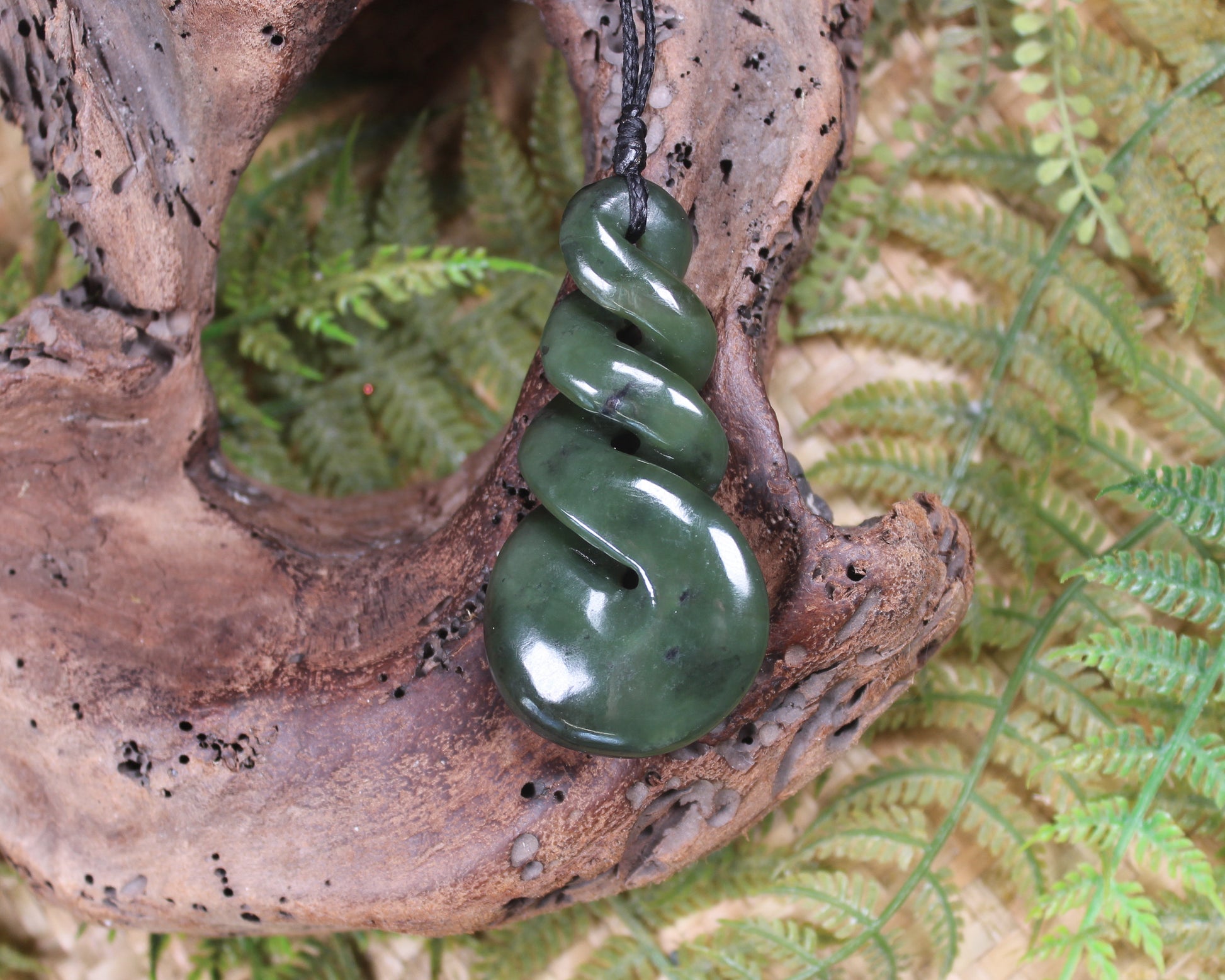 Twist or Pikorua carved from Rimu Pounamu - NZ Greenstone