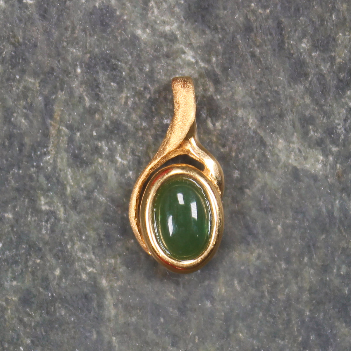gold plated pendant Kawakawa pounamu