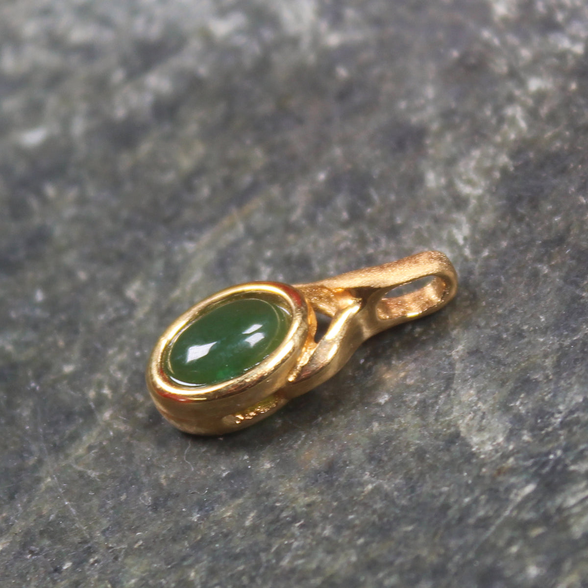 gold plated pendant Kawakawa pounamu