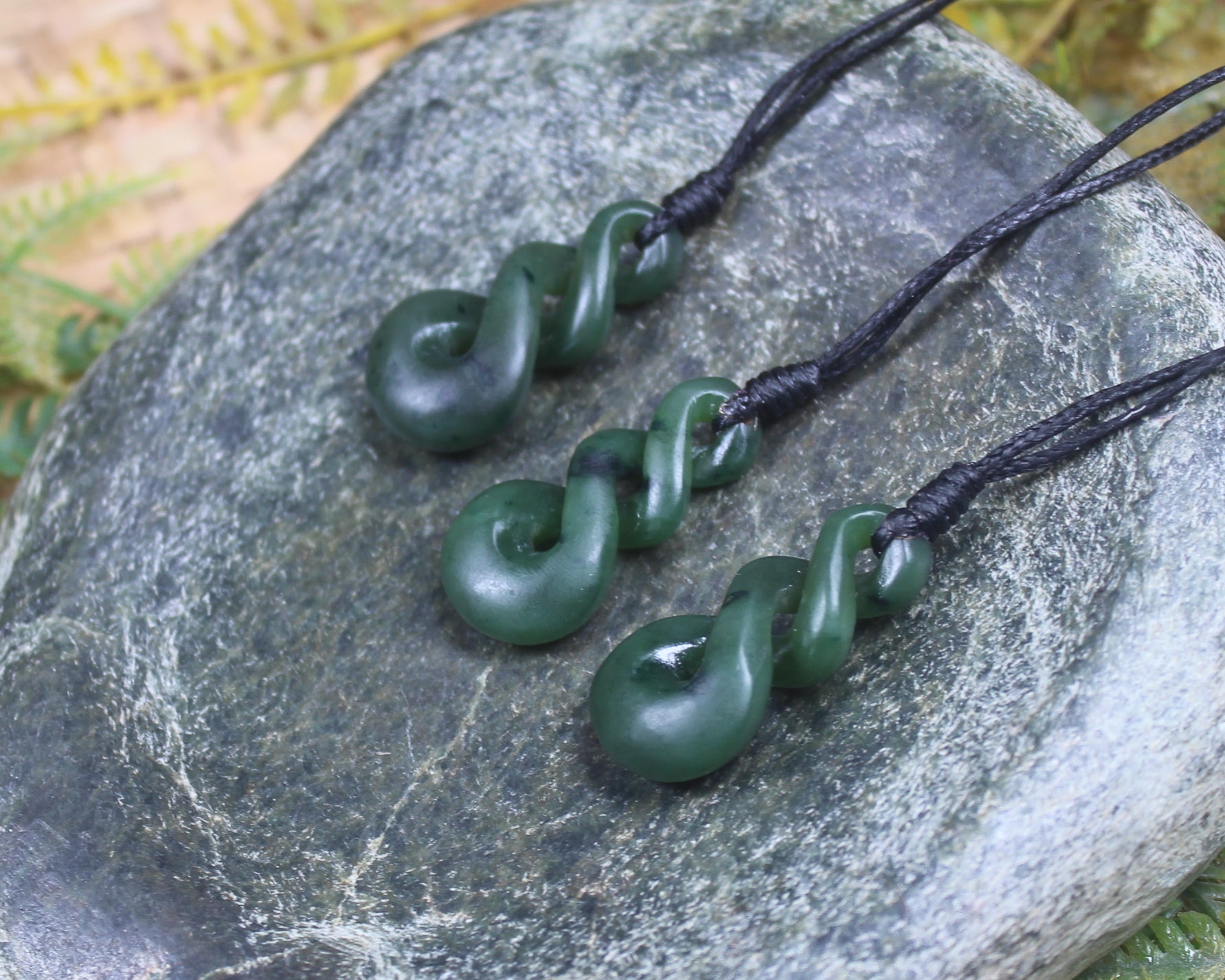 Twist or Pikorua Pendant carved from Kawakawa Pounamu - NZ Greenstone