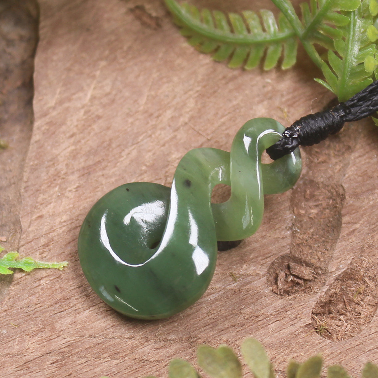 Twist or Pikorua carved from Hapopo Pounamu - NZ Greenstone