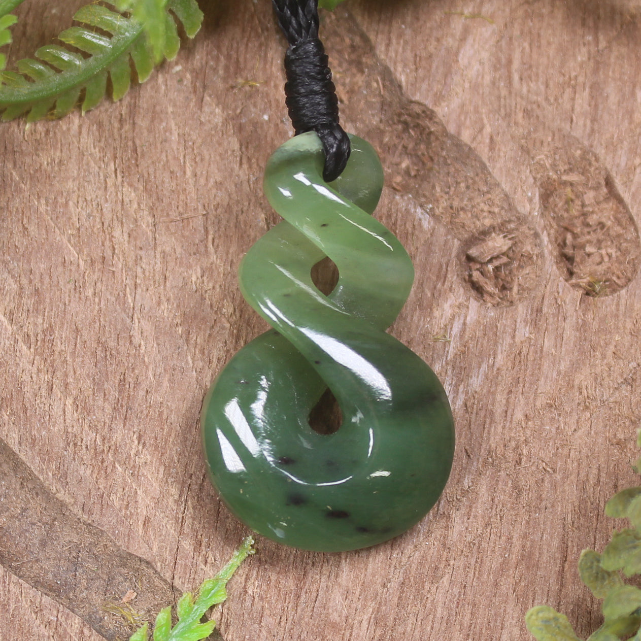 Twist or Pikorua carved from Hapopo Pounamu - NZ Greenstone