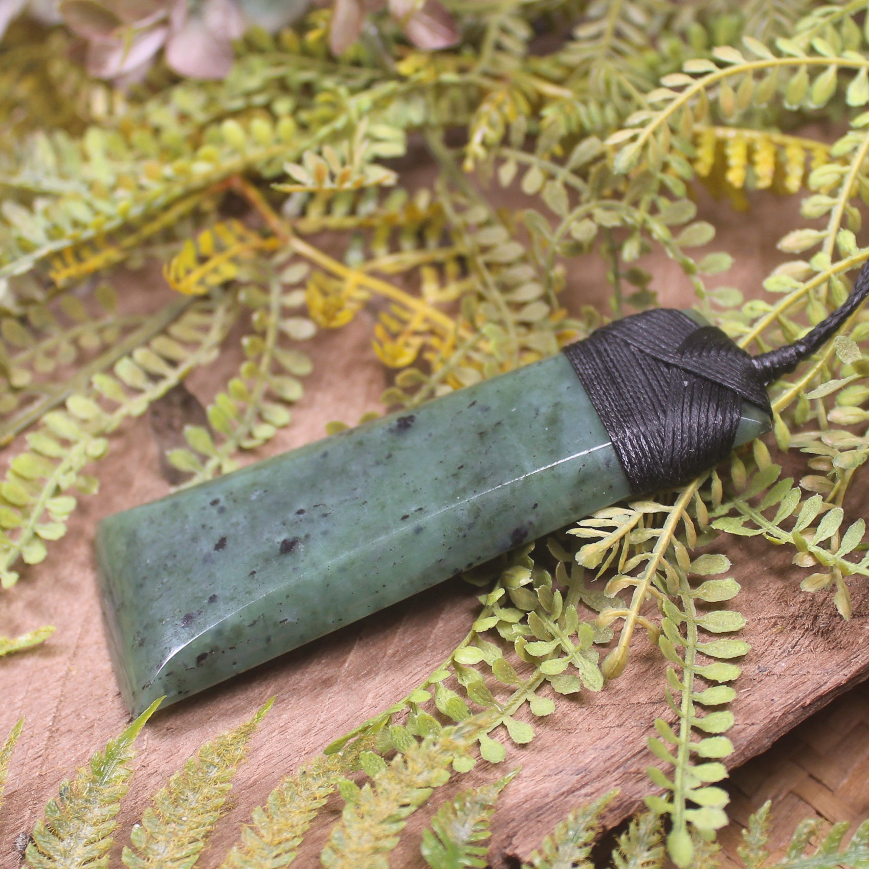Hapopo Pounamu Toki - NZ Greenstone