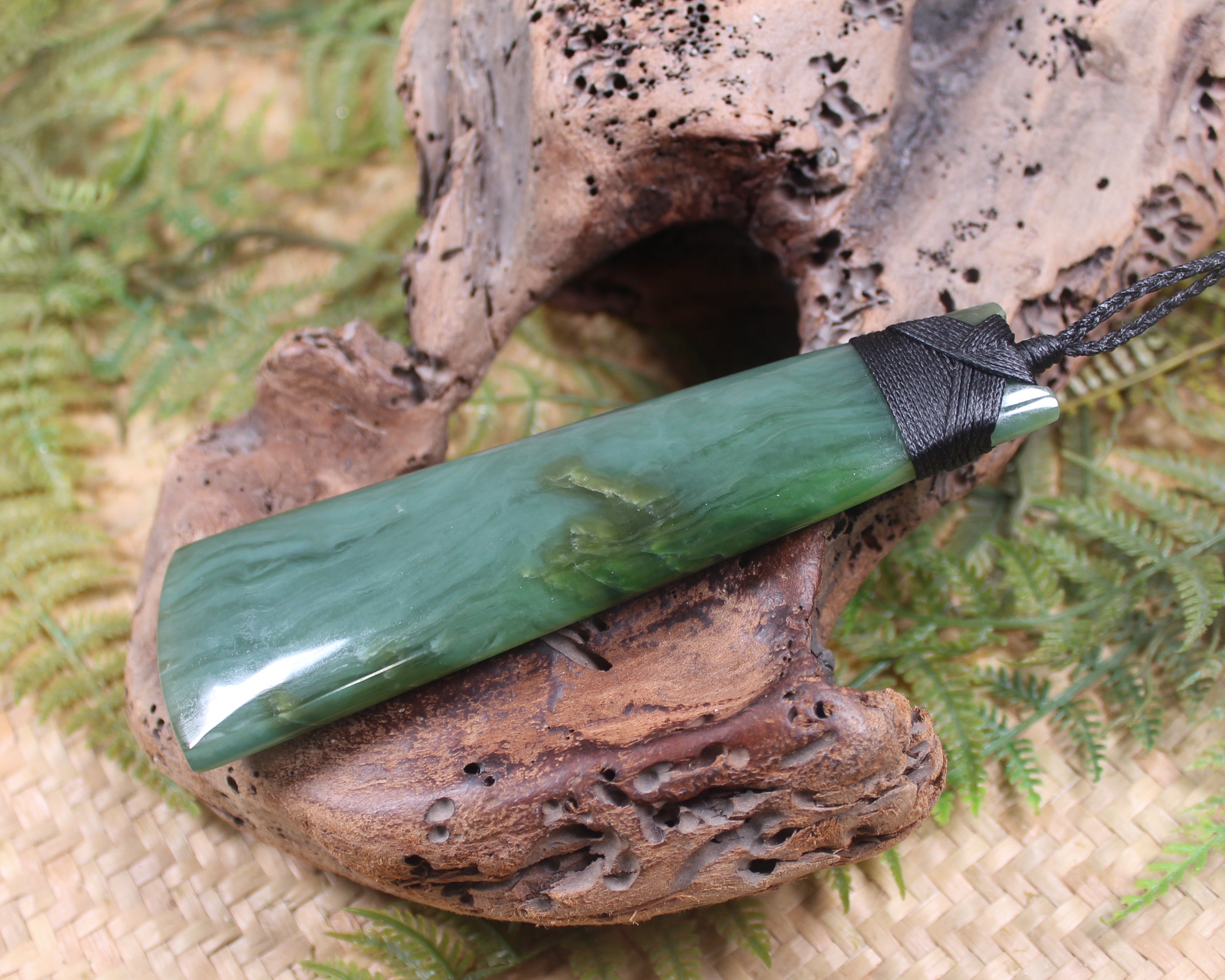 Toki or Adze Pendant carved from Inanga Pounamu - NZ Greenstone