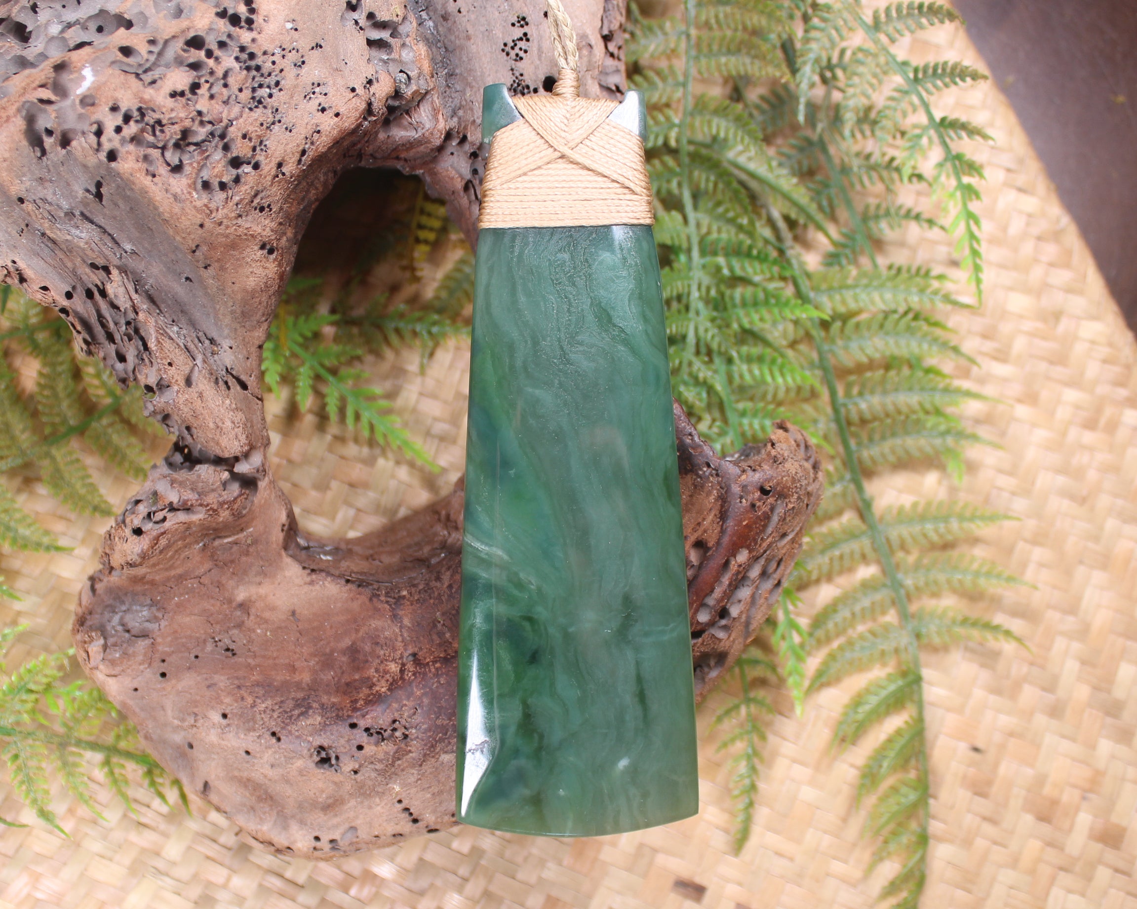 Toki or Adze Pendant carved from Inanga Pounamu - NZ Greenstone